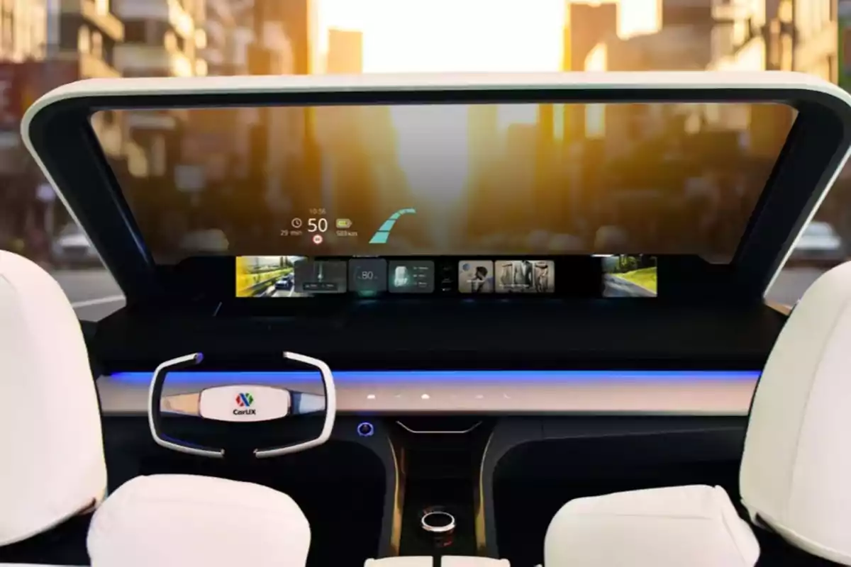 Interior de un automóvil futurista con un volante moderno y una pantalla digital que muestra información de navegación y velocidad en un entorno urbano iluminado por el sol.