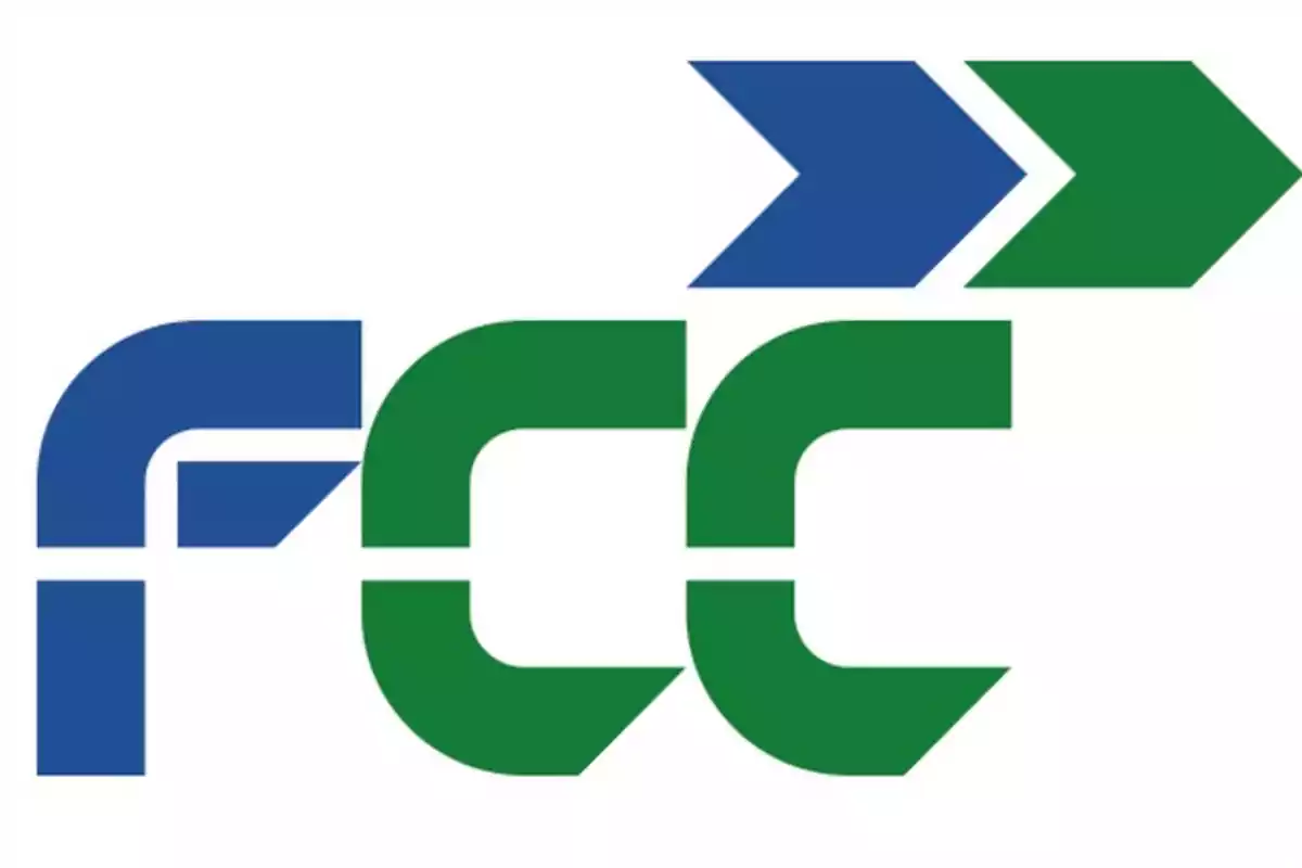 Logotipo de FCC con letras azules y verdes y una flecha azul y verde apuntando a la derecha.