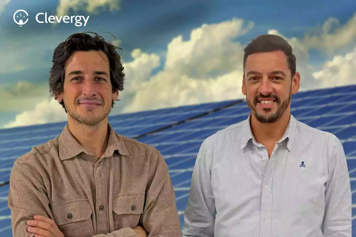 Dos personas posan frente a un fondo de paneles solares y cielo azul con el logo de Clevergy en la esquina superior izquierda.