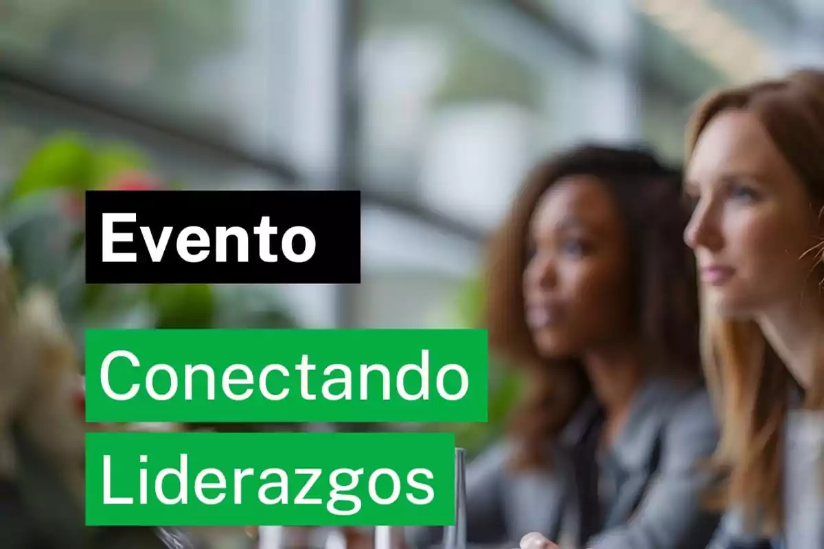 Evento Conectando Liderazgos con dos mujeres en un entorno profesional.