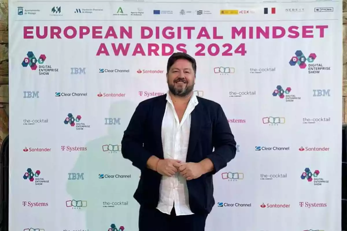 Un hombre posando frente a un cartel de los European Digital Mindset Awards 2024.