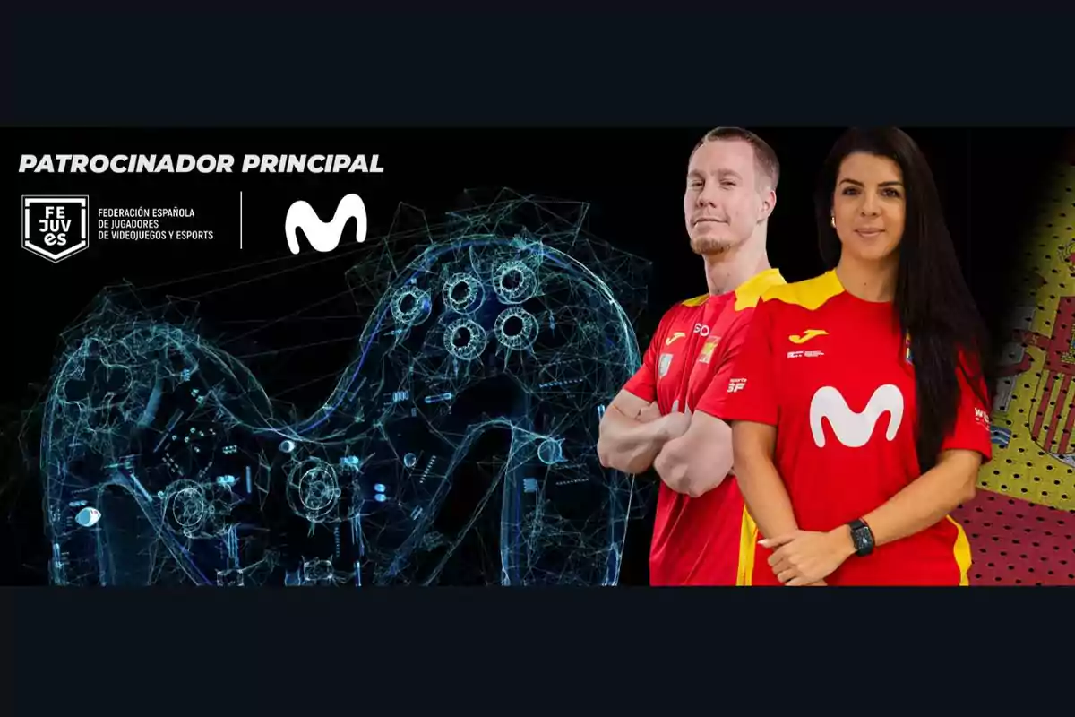 Dos personas con camisetas rojas de Movistar posan junto a un gráfico de un control de videojuegos, con el logo de la Federación Española de Jugadores de Videojuegos y Esports y el texto "Patrocinador Principal".