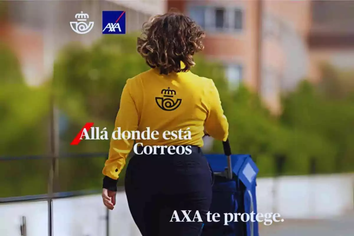Una persona con uniforme amarillo de Correos empuja un carrito azul, con logotipos de Correos y AXA visibles, y el texto "Allá donde está Correos AXA te protege".