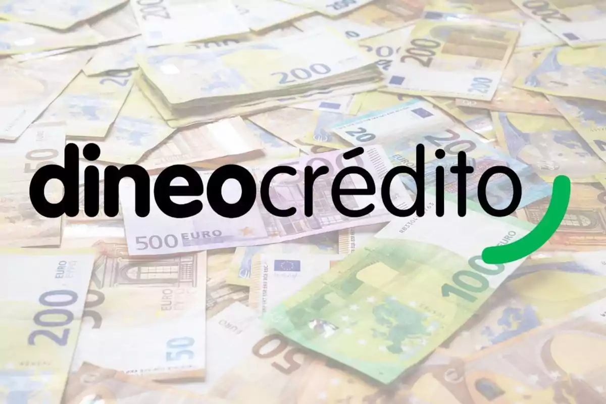 Billetes de euro esparcidos con el logo de "dineocrédito" en el centro.