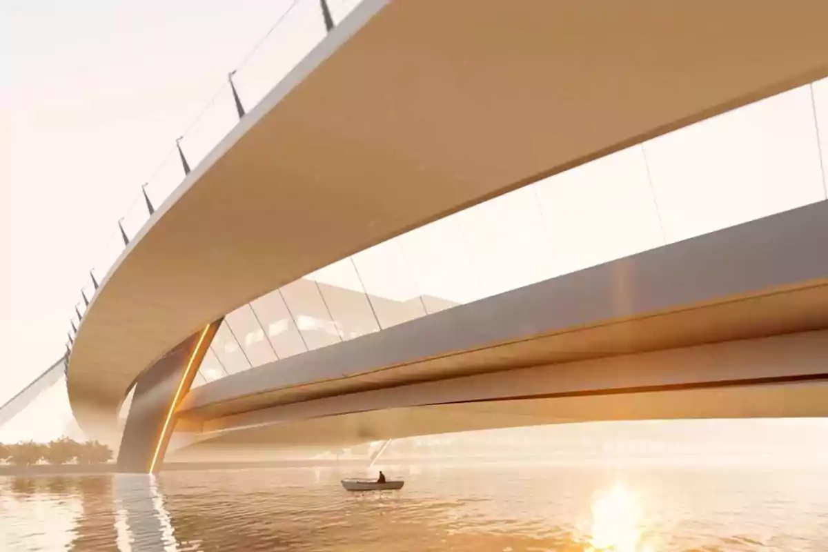 Un puente moderno y curvo sobre un río con una pequeña embarcación debajo, iluminado por la luz del atardecer.