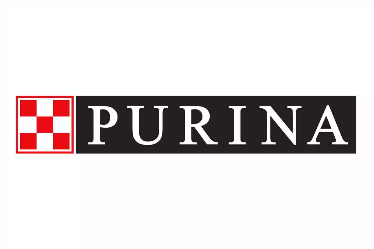 Logotipo de Purina con fondo blanco, texto en blanco sobre fondo negro y un símbolo de cuadros rojos y blancos a la izquierda.