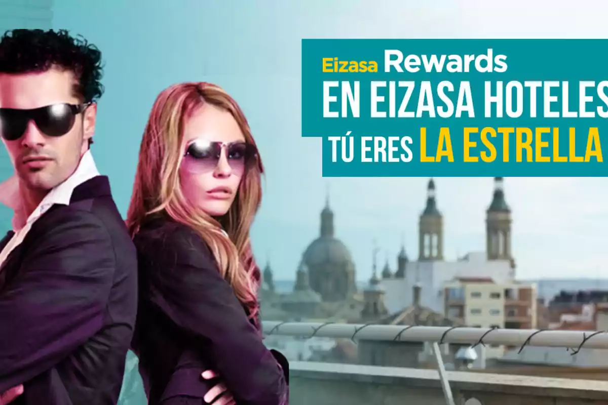 Dos personas con gafas de sol posan de espaldas en una azotea con un fondo urbano y un texto promocional de Eizasa Rewards.