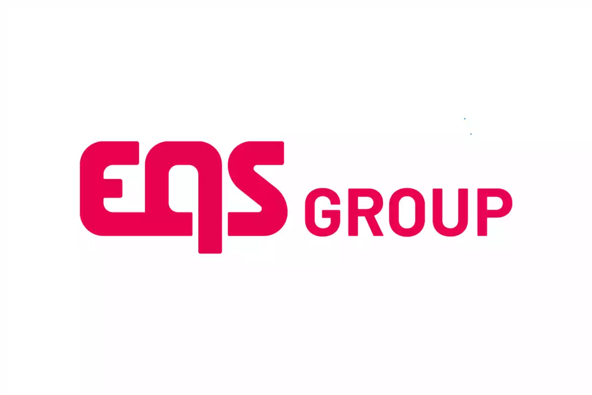 Logotipo de EQS Group en color rosa sobre fondo blanco.