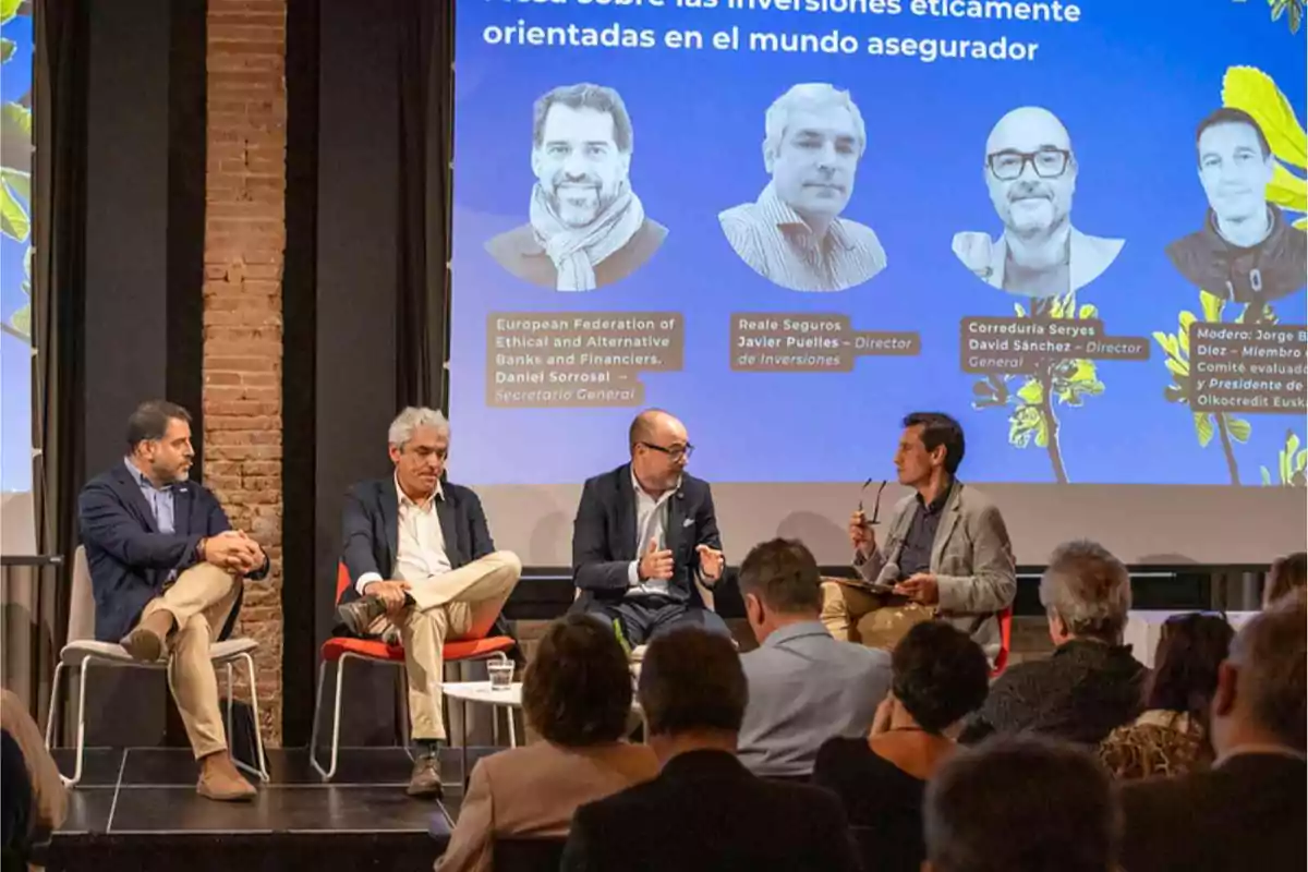 Un grupo de personas participa en un panel de discusión sobre inversiones éticas en el sector asegurador, con un fondo que muestra información sobre los participantes.