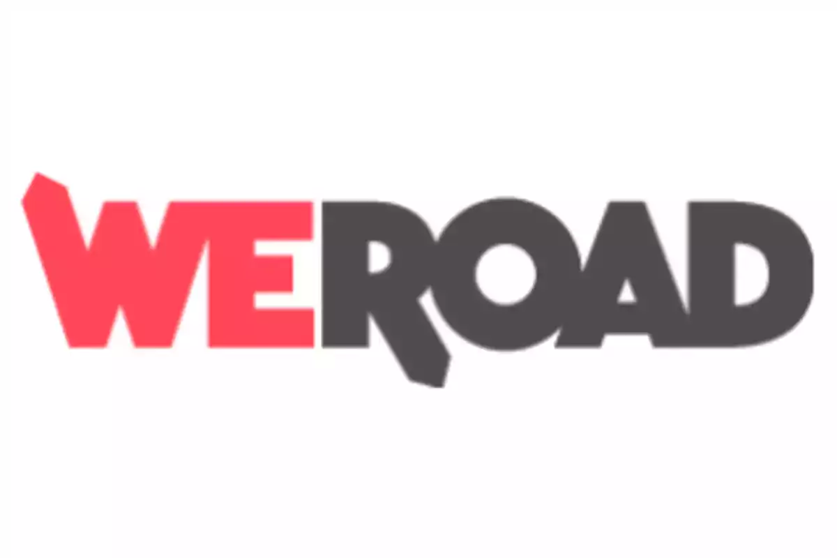 Logotipo de WeRoad con las letras "WE" en rojo y "ROAD" en negro sobre un fondo blanco.