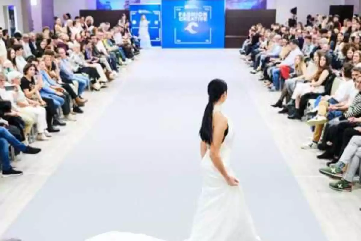 mujer vestida de novia desfilando