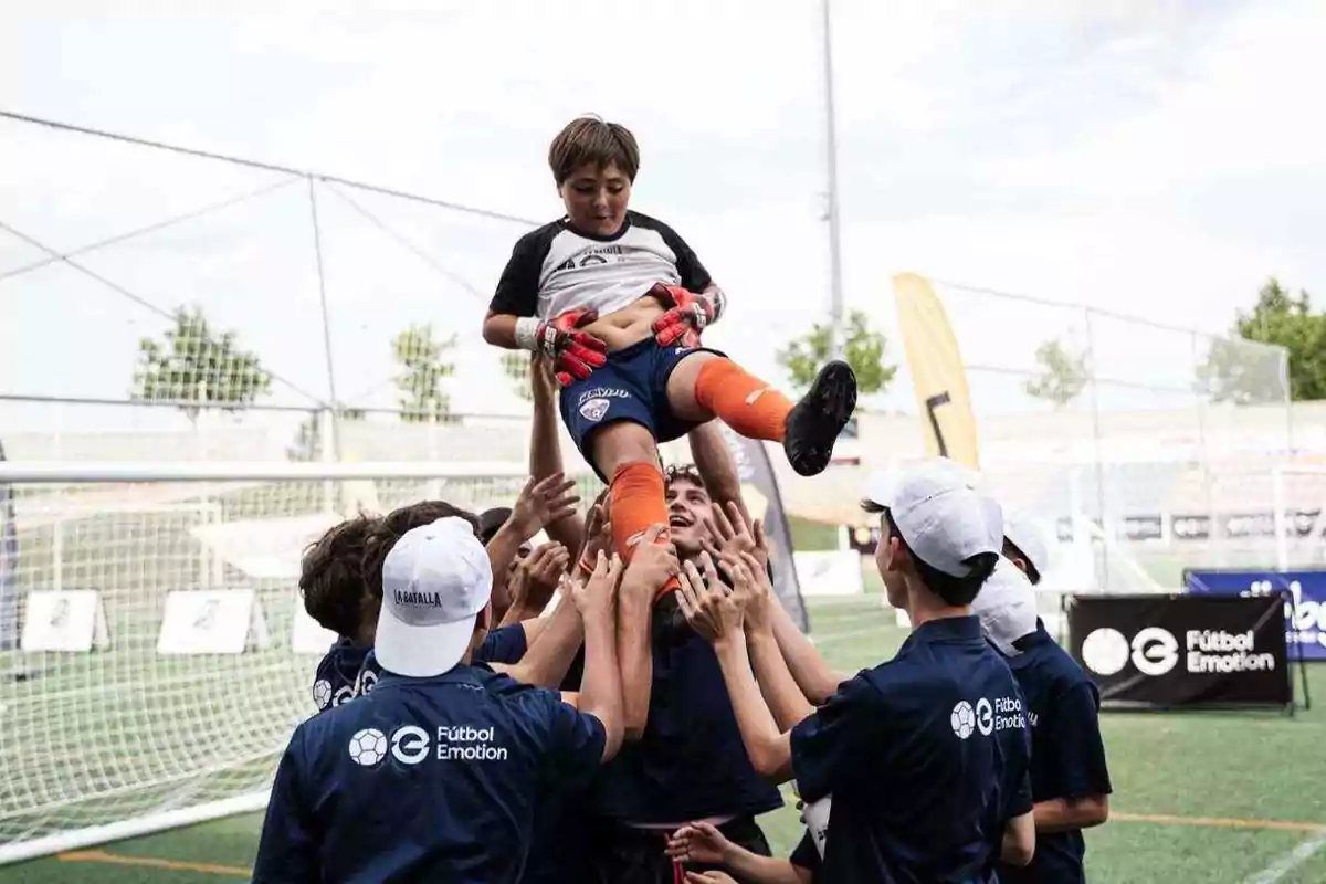 cinco personas manteando a un niño