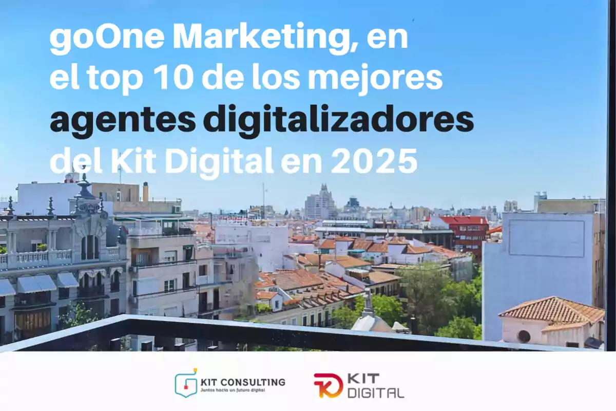 Vista de una ciudad con edificios y cielo azul, sobre la que aparece un texto que destaca a goOne Marketing como uno de los diez mejores agentes digitalizadores del Kit Digital en 2025, acompañado de los logotipos de Kit Consulting y Kit Digital.