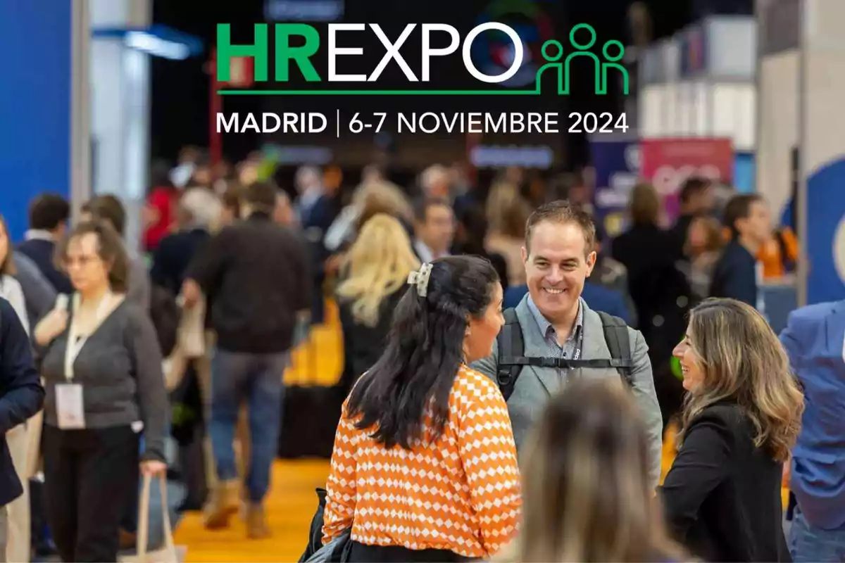 Personas conversando en un evento de HR Expo en Madrid en noviembre de 2024.