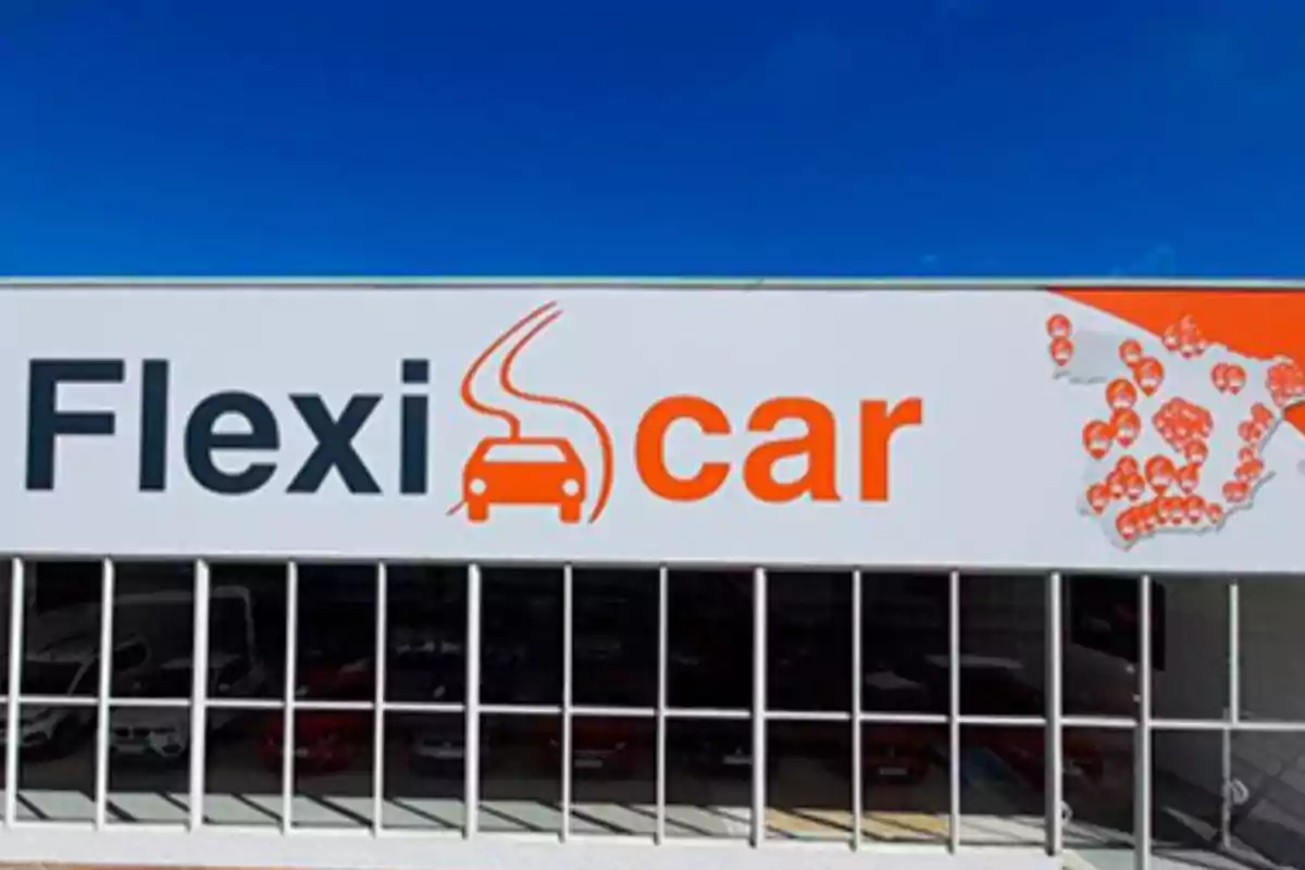 Edificio con el logotipo de Flexicar en la fachada.