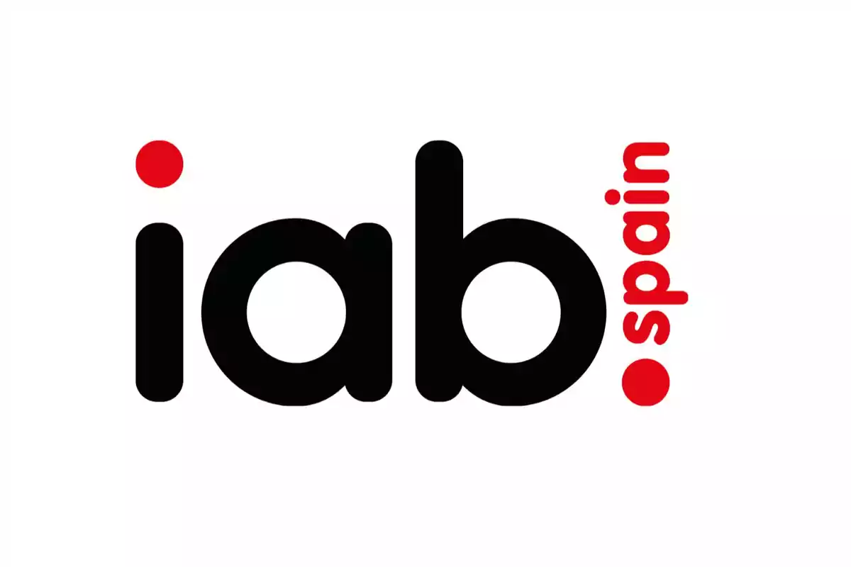 Logo de IAB Spain con letras negras y puntos rojos.