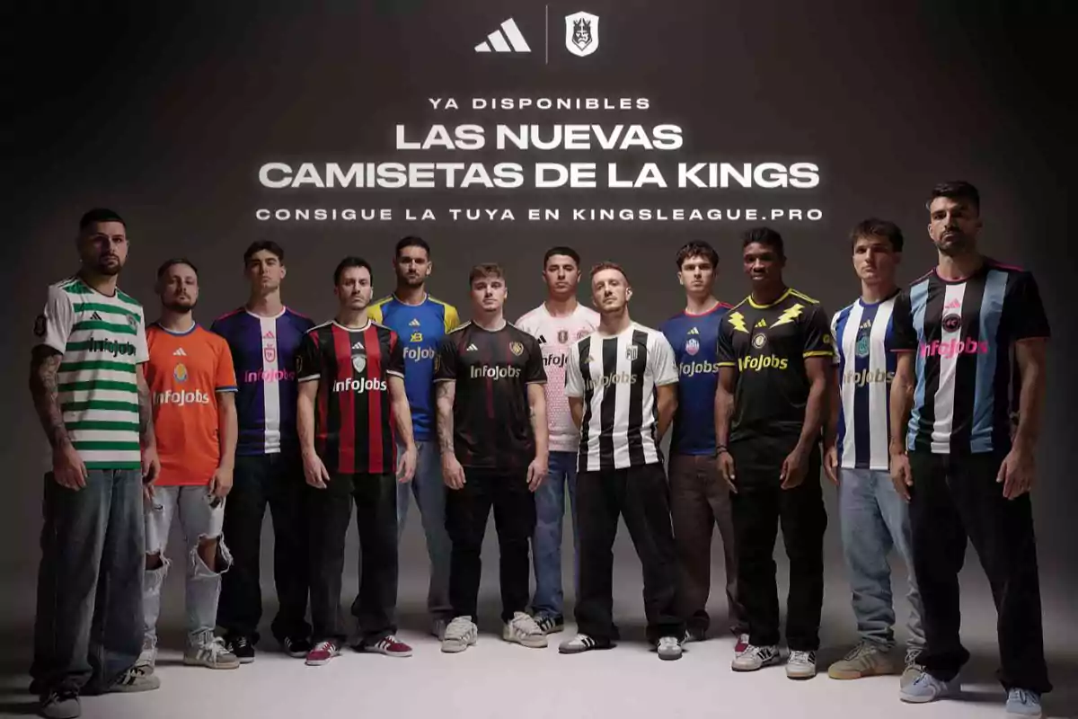 Un grupo de hombres posando con diferentes camisetas de fútbol de la Kings League.