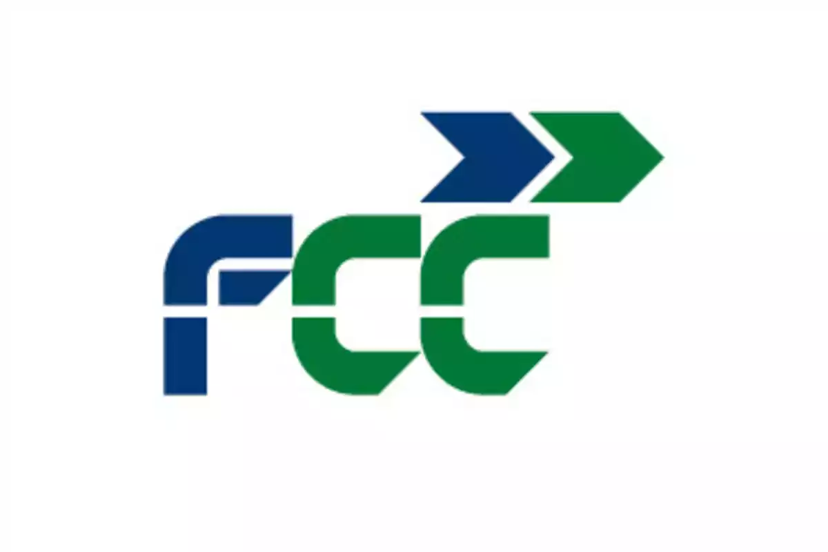 Logotipo de FCC con letras en azul y verde y una flecha verde y azul apuntando a la derecha.