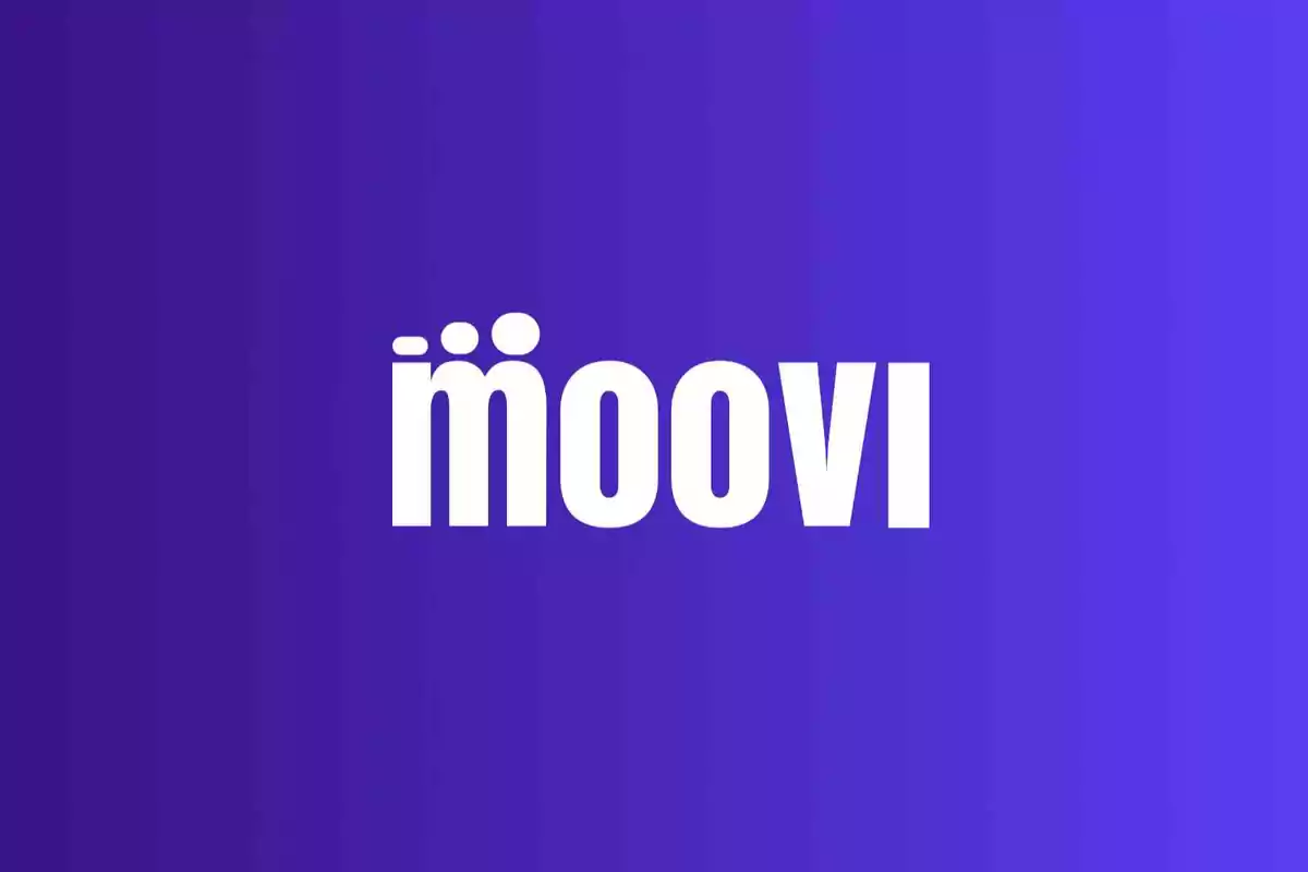 Logo de Moovi en fondo morado con texto blanco.