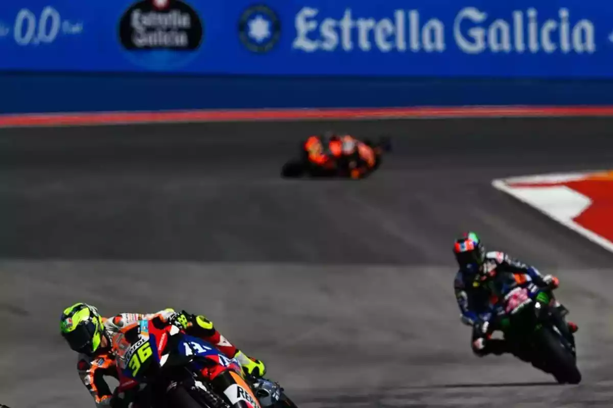 tres pilotos de motos en un circuito