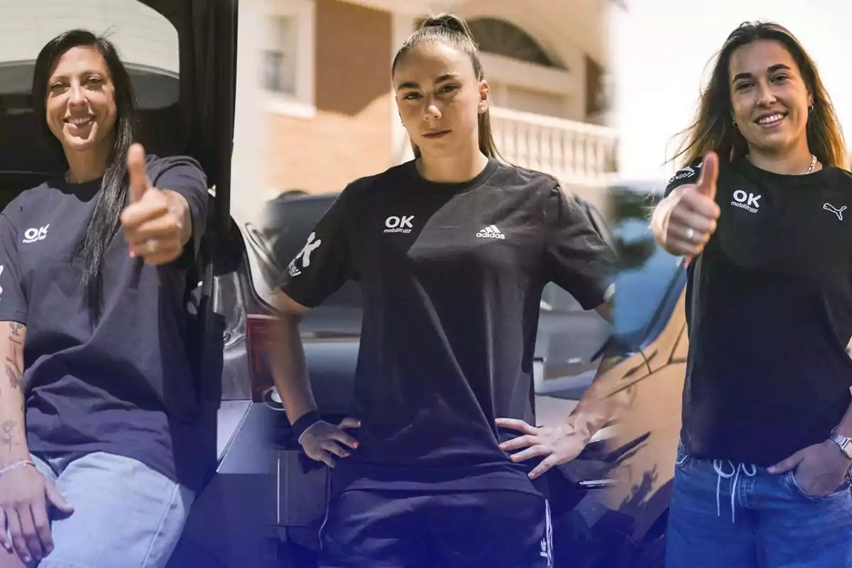 Tres mujeres posan frente a un vehículo, dos de ellas levantando el pulgar en señal de aprobación, todas visten camisetas negras con logotipos de OK y Adidas.