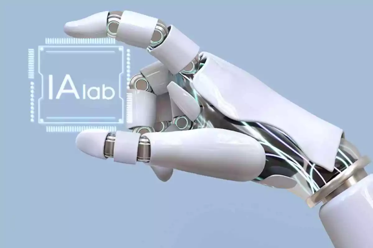 Una mano robótica blanca con detalles metálicos sostiene un holograma que muestra el texto "IA lab" sobre un fondo azul claro.