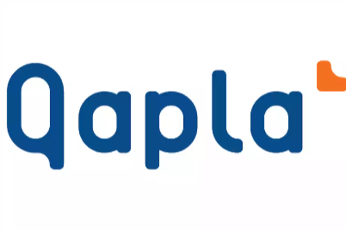 Logotipo de Qapla con letras azules y un detalle naranja.