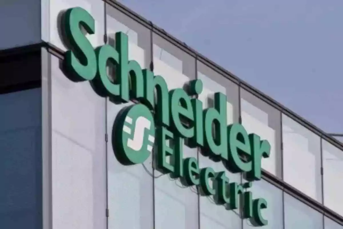 Edificio con el logotipo de Schneider Electric en letras verdes.