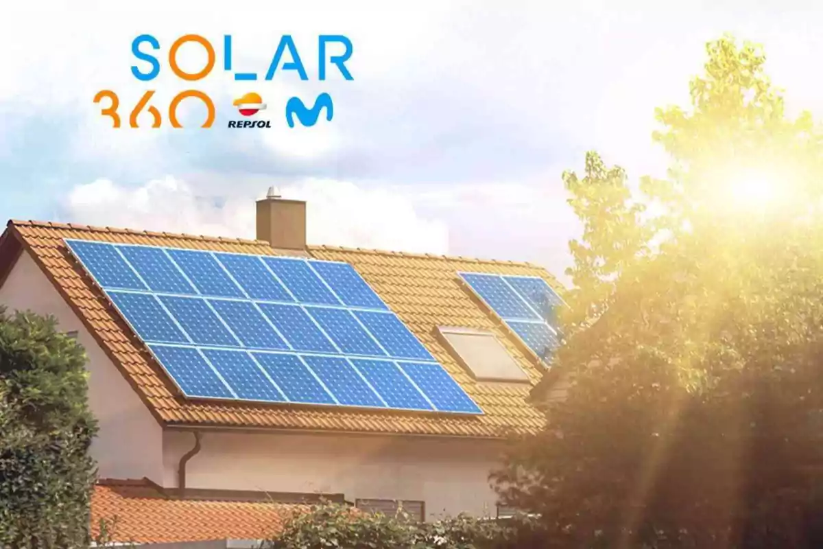 Casa con paneles solares en el techo bajo un cielo despejado con luz solar intensa y logotipos de empresas en la esquina superior izquierda.