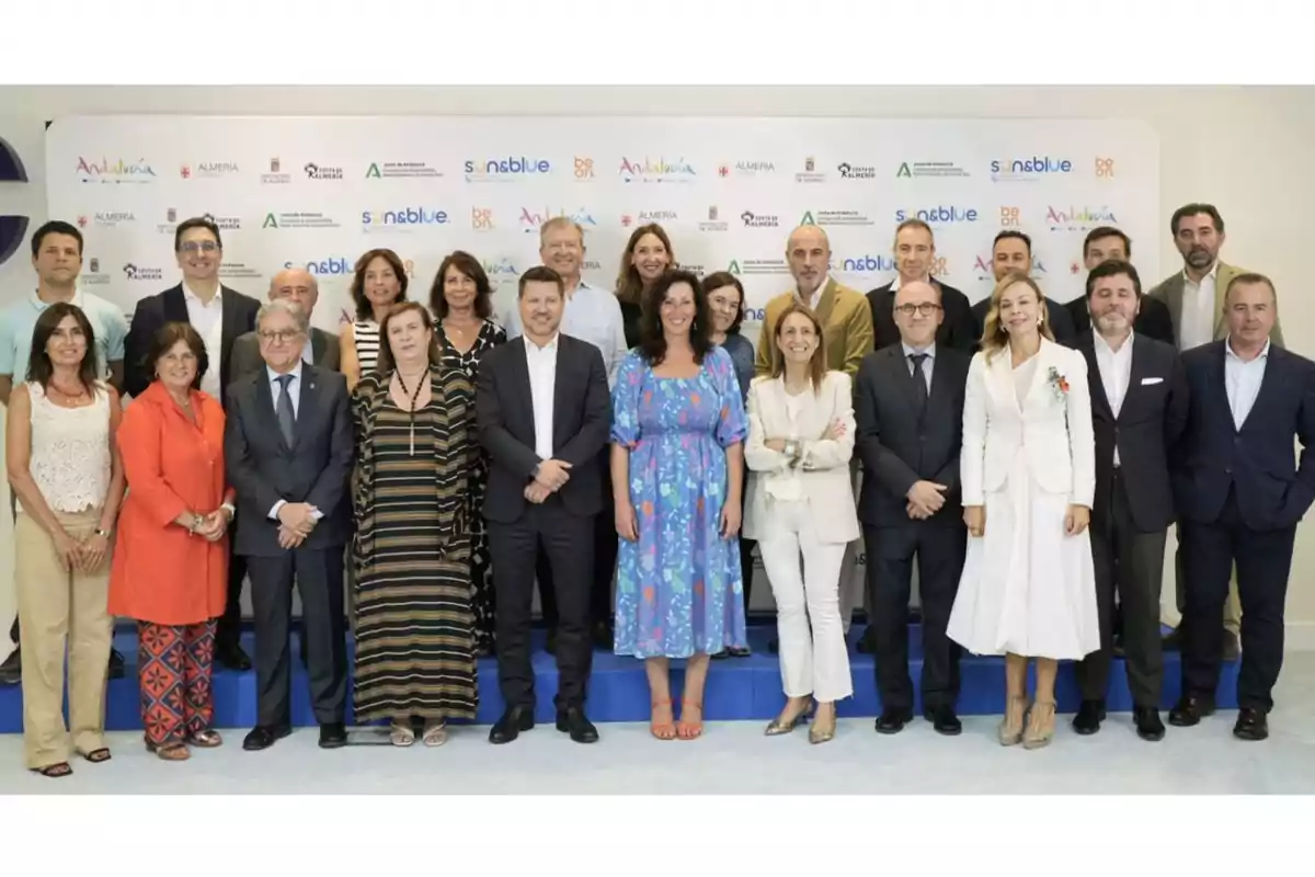 Un grupo de personas posando para una foto frente a un fondo con logotipos de Andalucía y otras organizaciones.