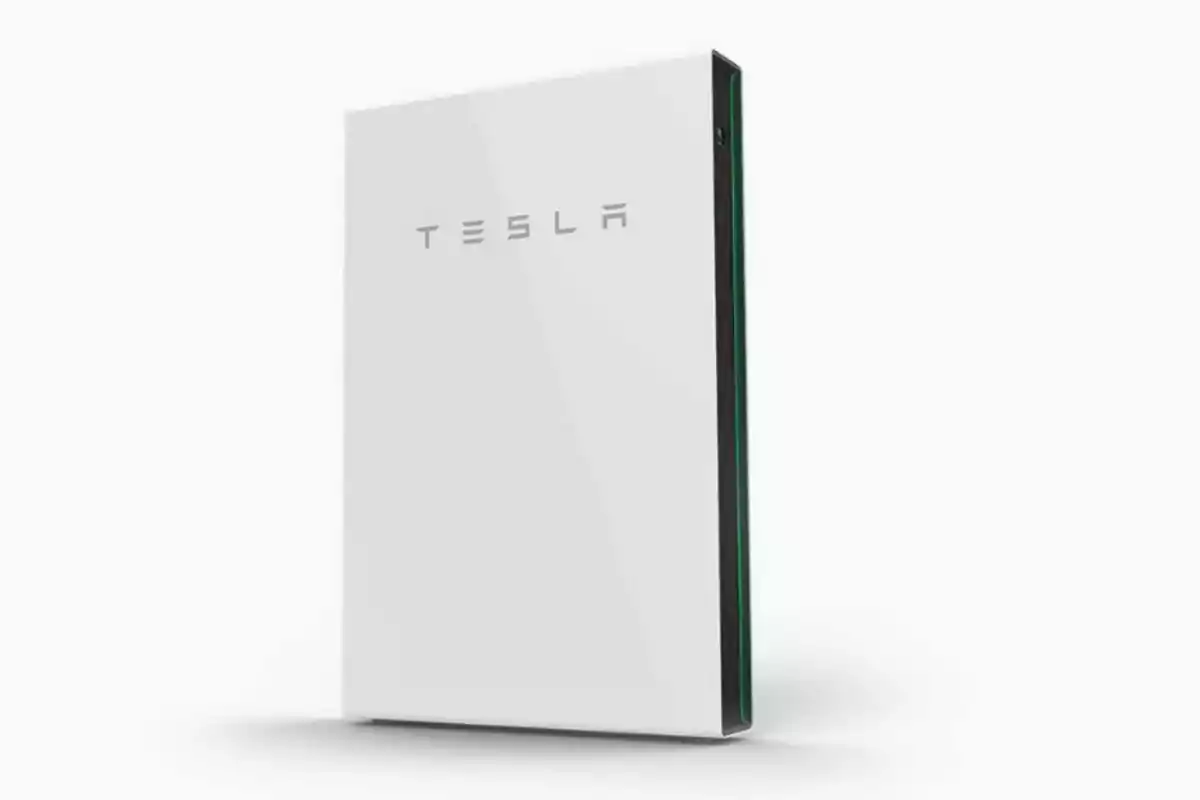 Batería de almacenamiento de energía Tesla Powerwall blanca.