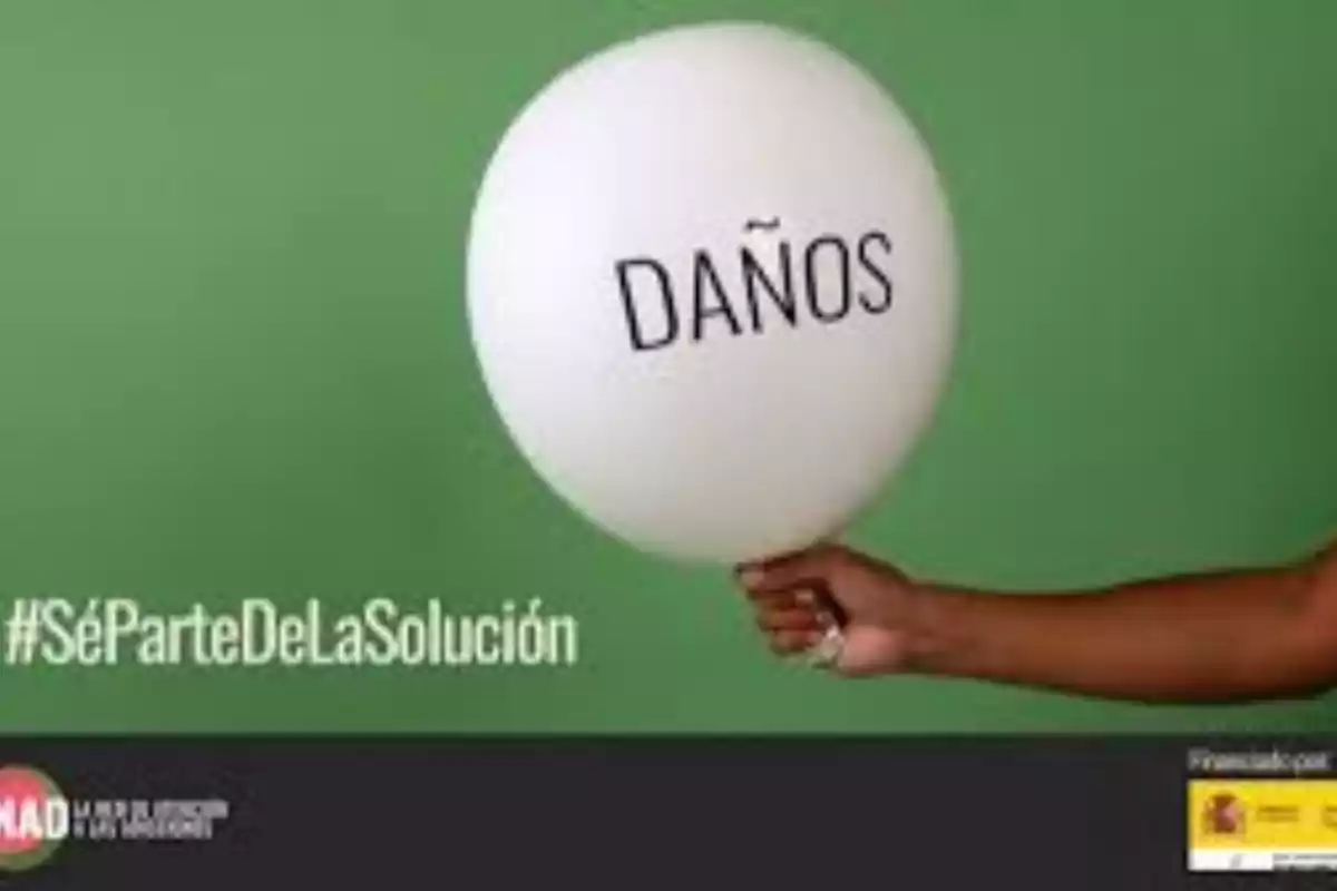 Una mano sostiene un globo blanco con la palabra "DAÑOS" escrita en él, acompañado del hashtag #SéParteDeLaSolución en un fondo verde.