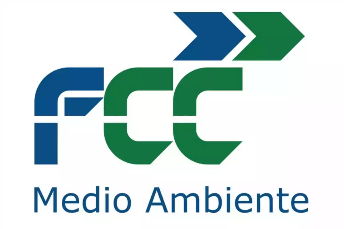 Logotipo de FCC Medio Ambiente con flechas azules y verdes.