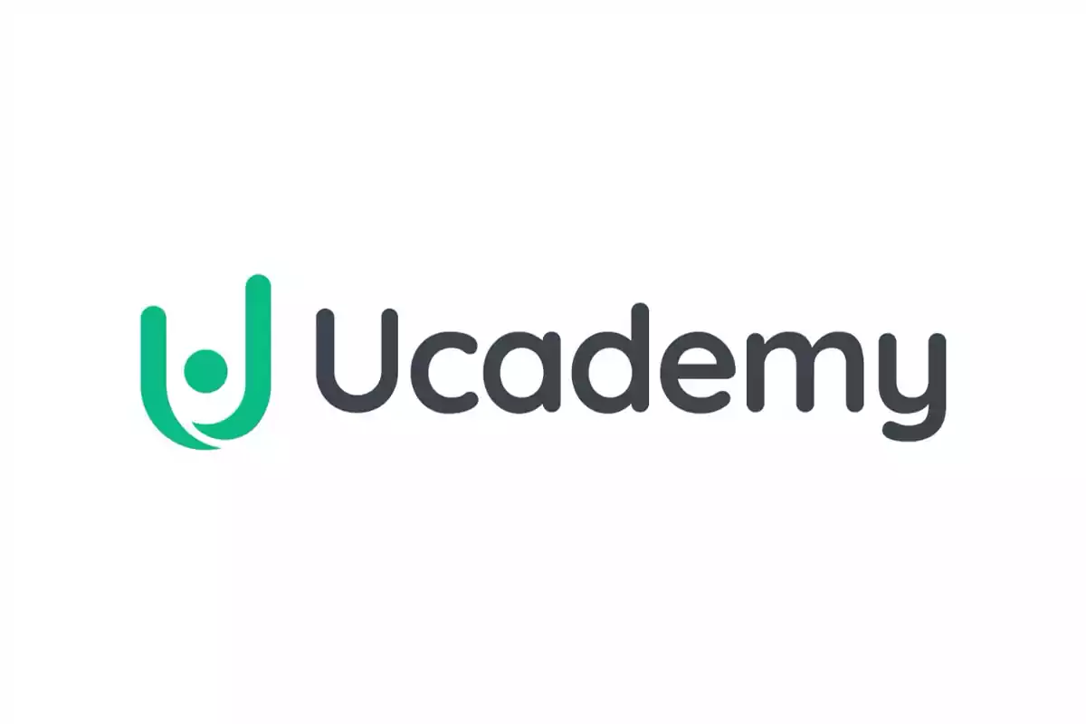 Logotipo de Ucademy con un diseño de una figura verde y el nombre en letras negras.