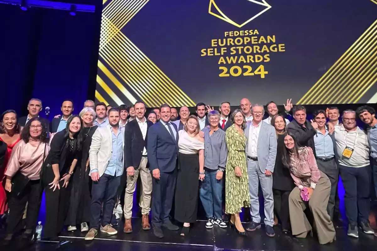 Un grupo de personas posando en un escenario durante los European Self Storage Awards 2024 de FEDESSA.