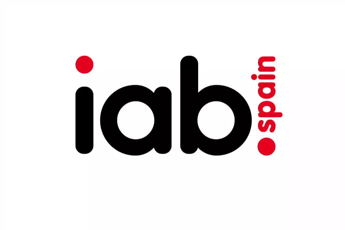 Logotipo de IAB Spain con letras negras y detalles en rojo.