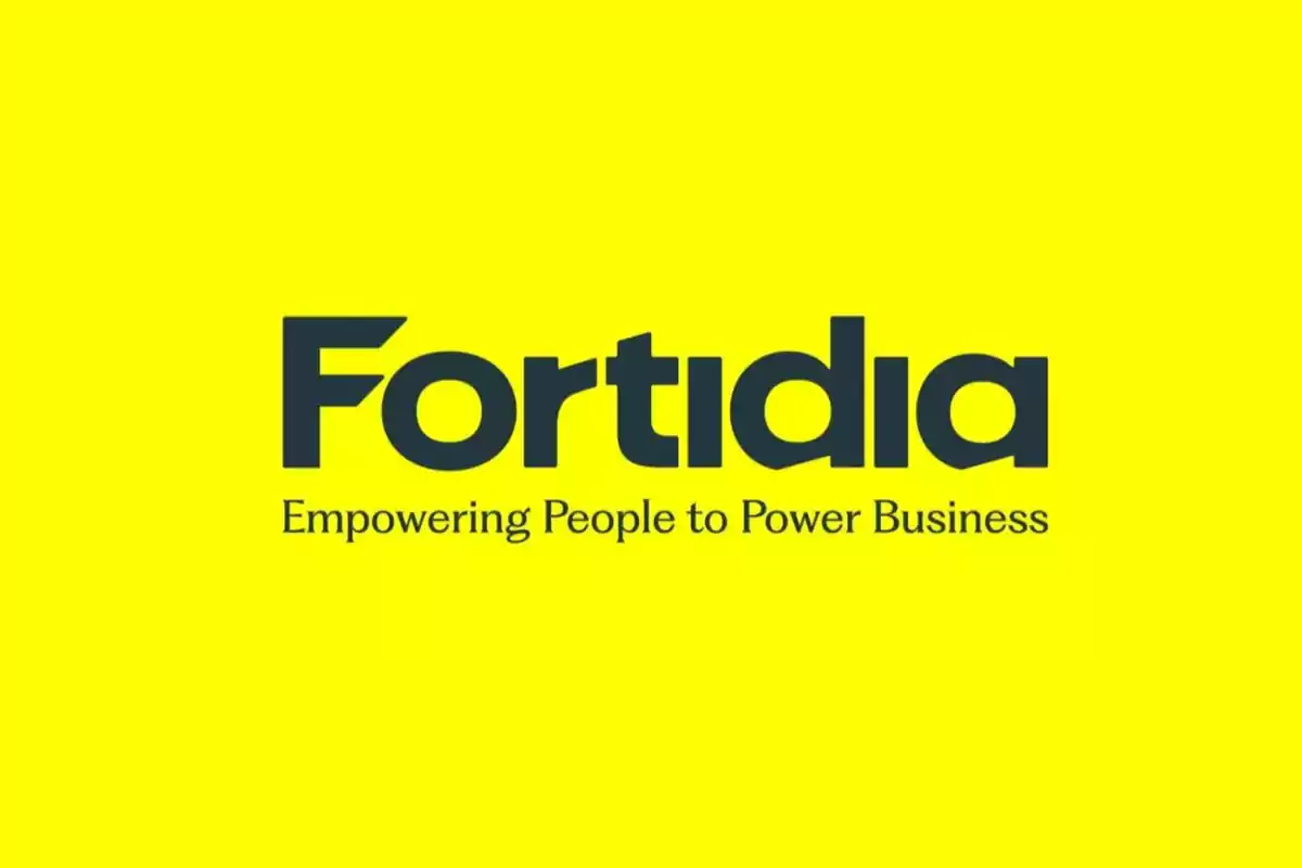 Logo de Fortidia con el lema "Empowering People to Power Business" sobre un fondo amarillo brillante.