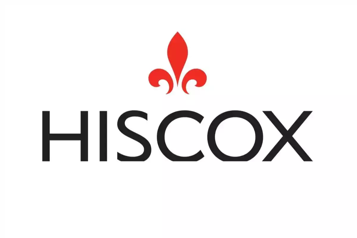 Logotipo de Hiscox con un símbolo rojo encima del texto.