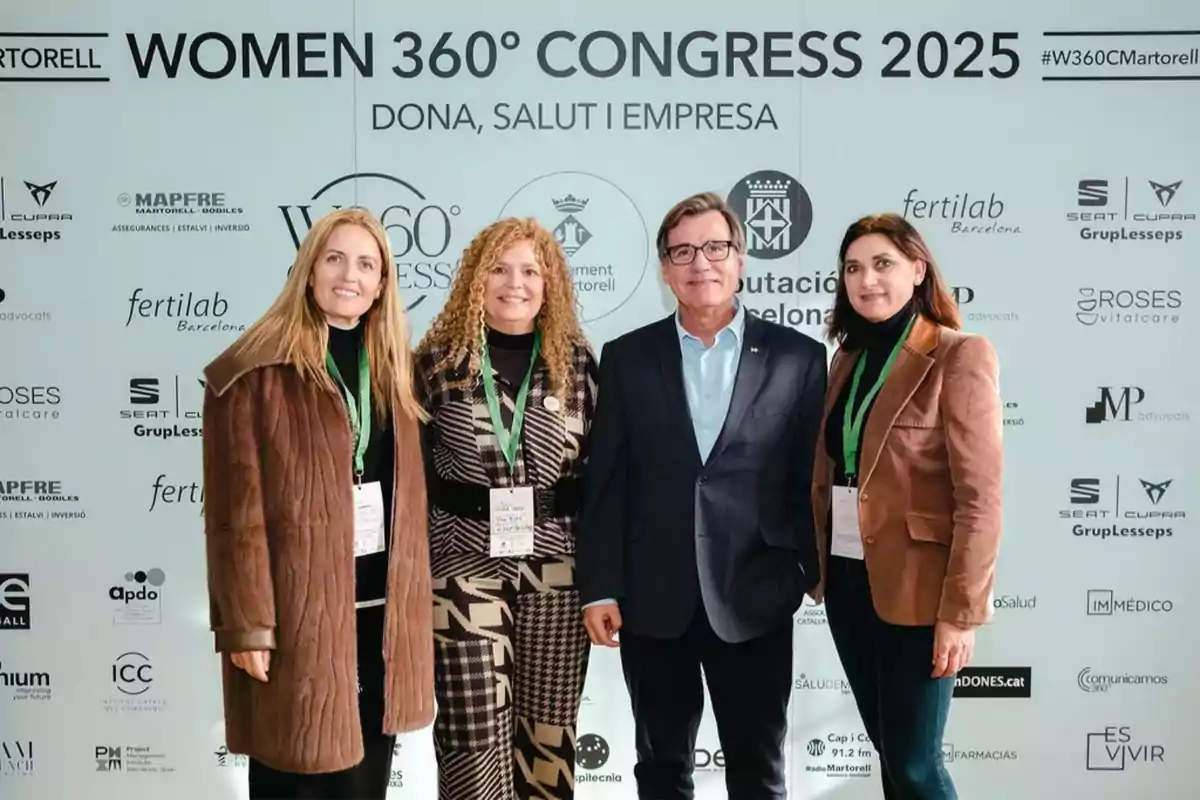 Un grupo de personas posando frente a un cartel del Women 360° Congress 2025 en Martorell.