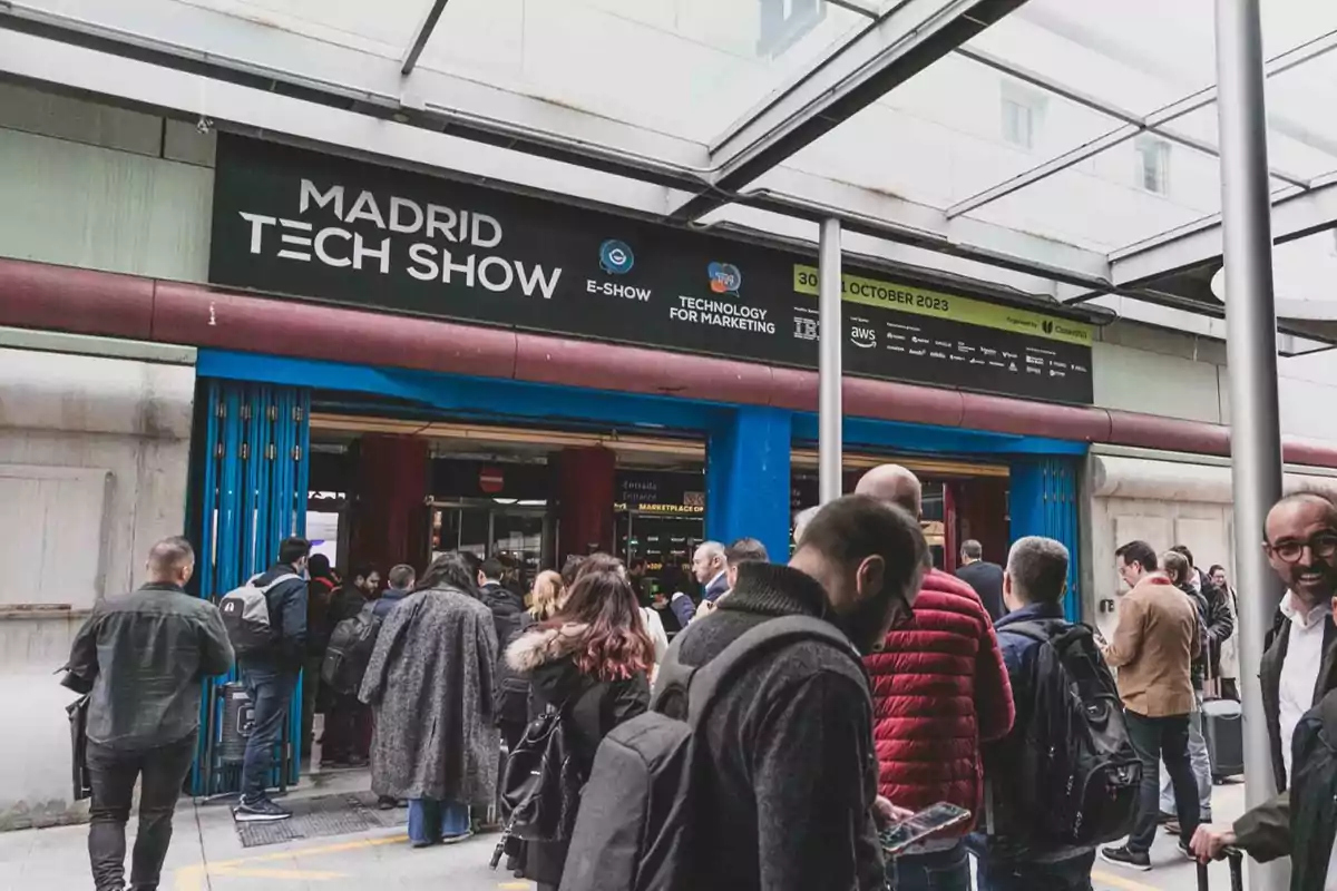 Personas haciendo fila en la entrada del Madrid Tech Show 2023.