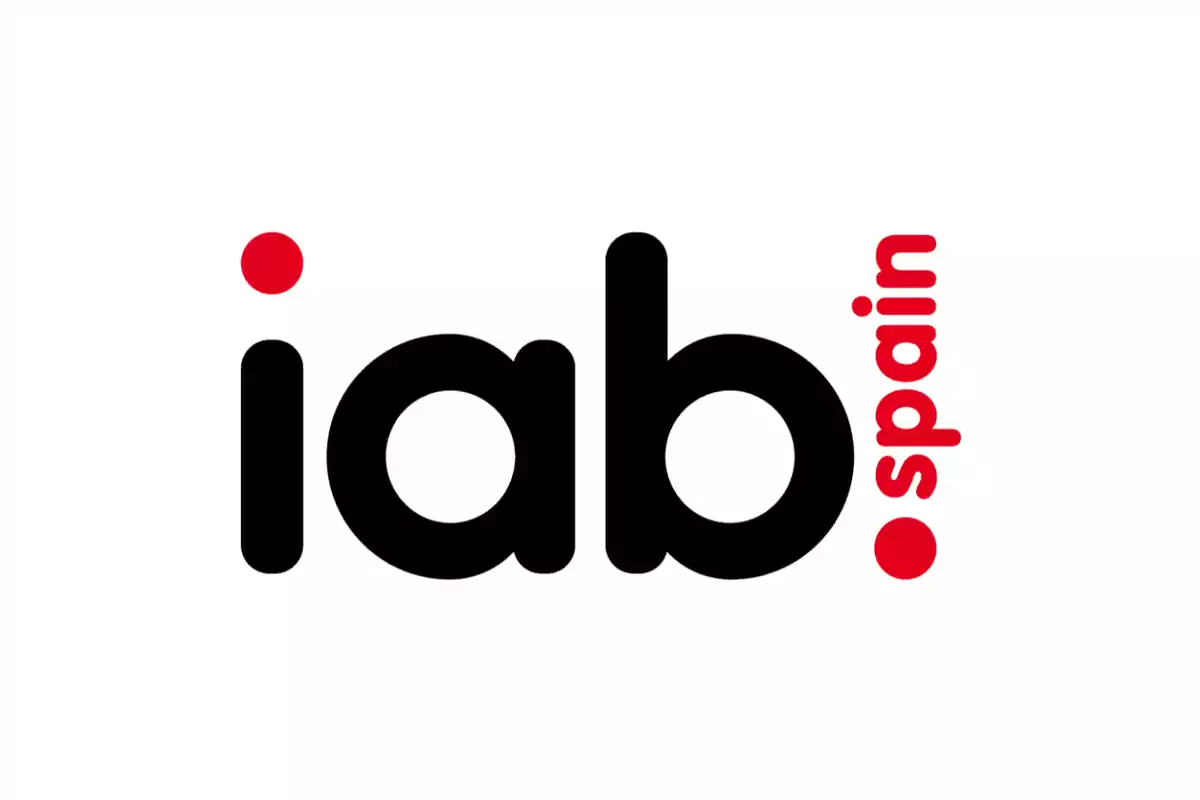 Logotipo de IAB Spain con letras negras y detalles en rojo sobre fondo blanco.