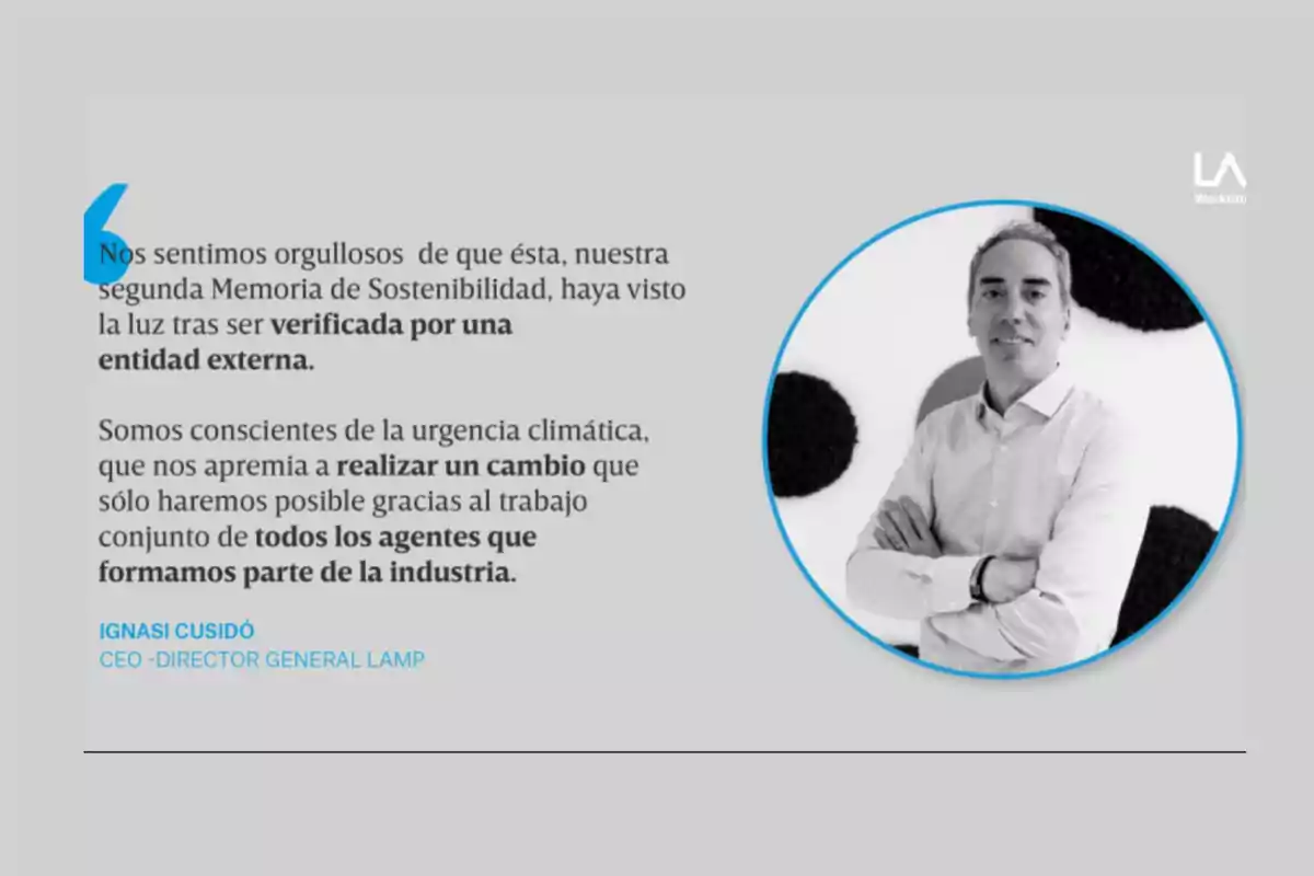 Un hombre de pie con los brazos cruzados junto a un texto sobre sostenibilidad y cambio climático.