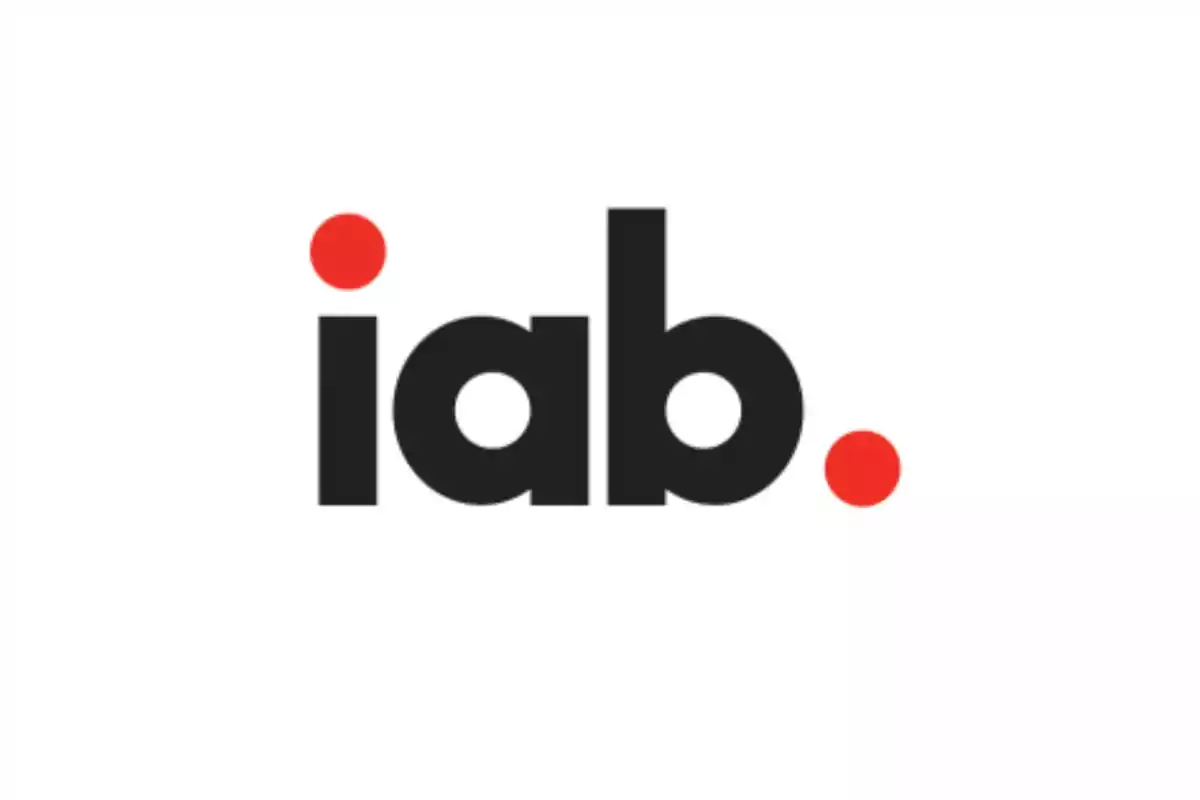 Logotipo de IAB con letras negras y puntos rojos sobre fondo blanco.