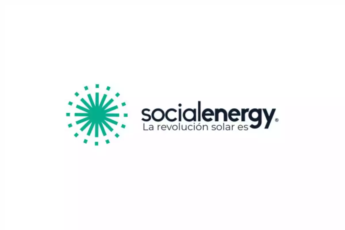 Logotipo de Social Energy con el texto "La revolución solar es" y un diseño circular verde a la izquierda.