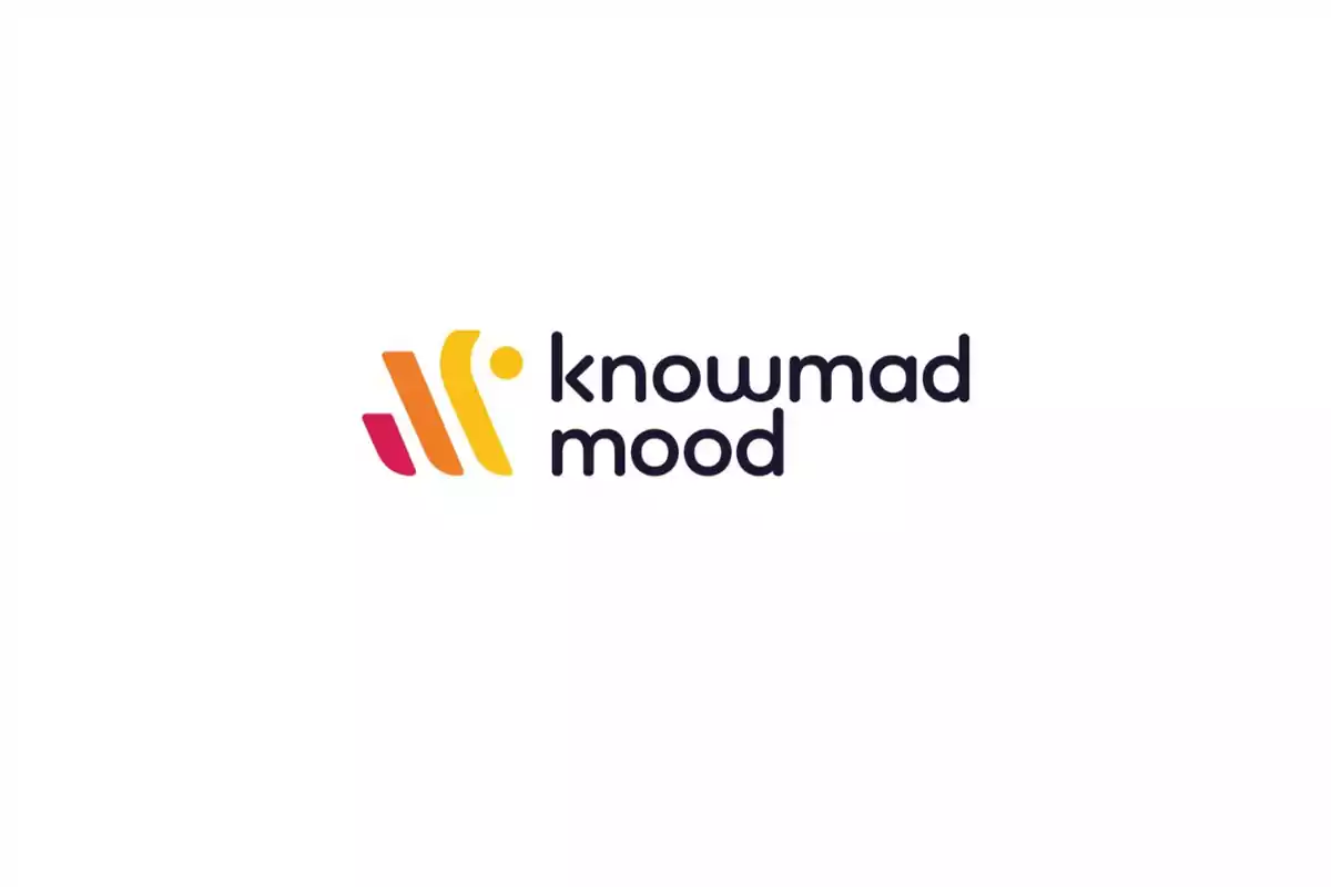 Logotipo de Knowmad Mood con diseño abstracto en colores naranja y rojo.