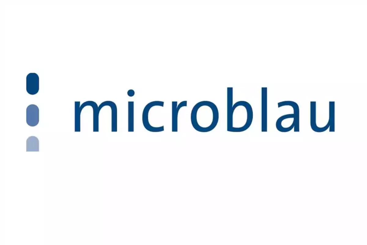 Logotipo de Microblau con texto en azul y tres barras verticales a la izquierda en diferentes tonos de azul.