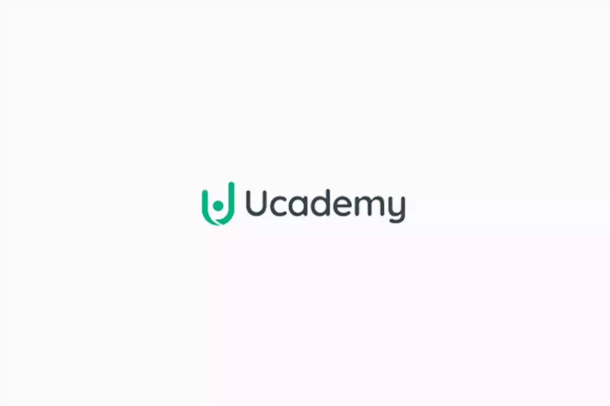 Logotipo de Ucademy con un diseño minimalista en colores verde y negro.