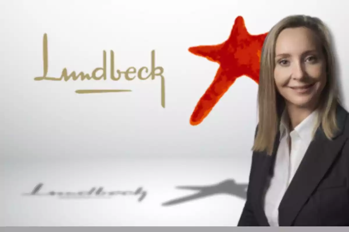 Mujer con traje oscuro sonriendo frente a un logotipo de Lundbeck con una estrella roja.