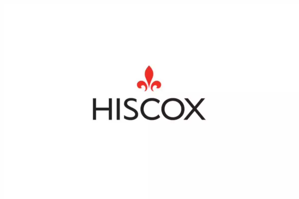 Logotipo de Hiscox con un símbolo rojo encima del texto.