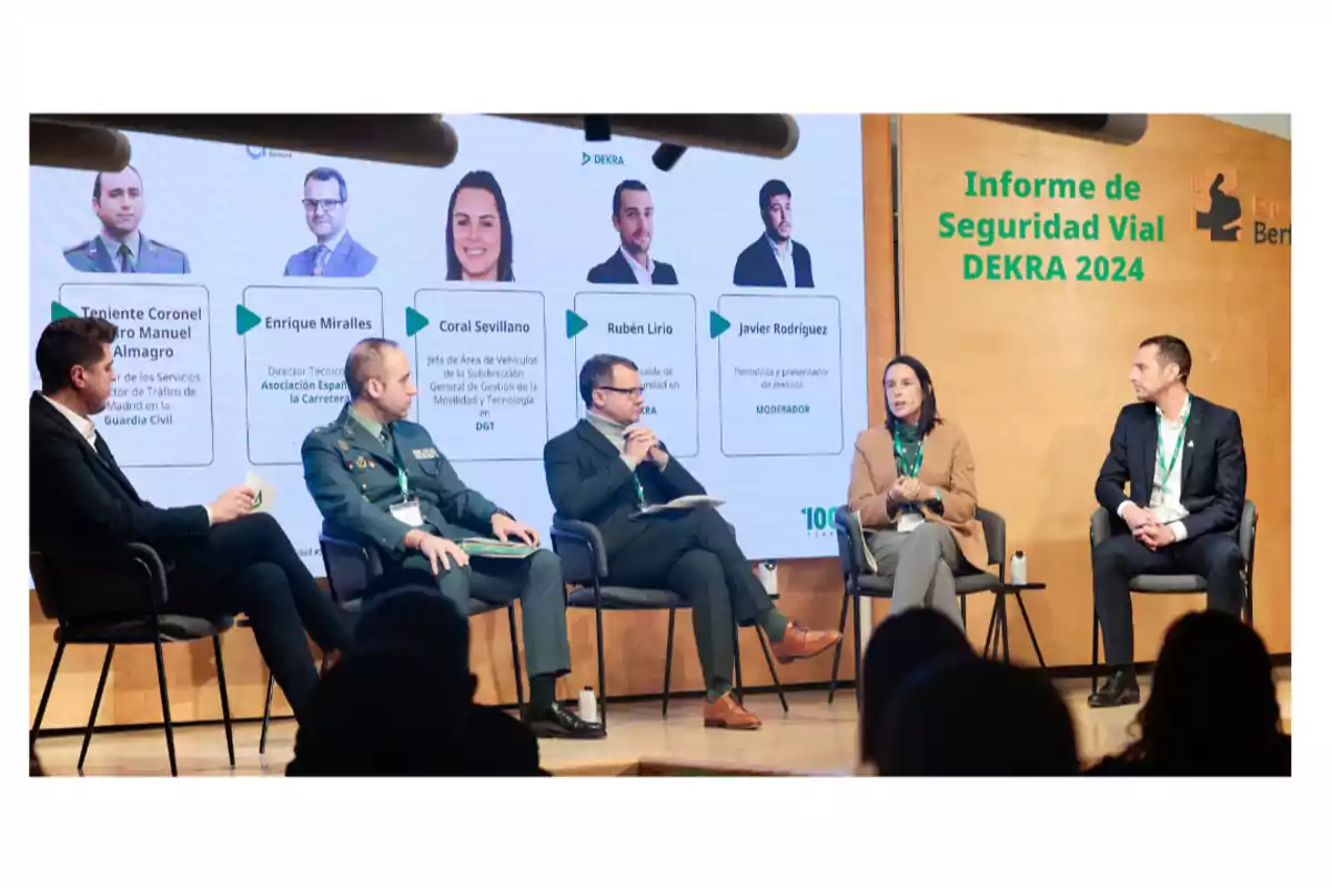 Cinco personas sentadas en un panel de discusión sobre seguridad vial en el evento DEKRA 2024.